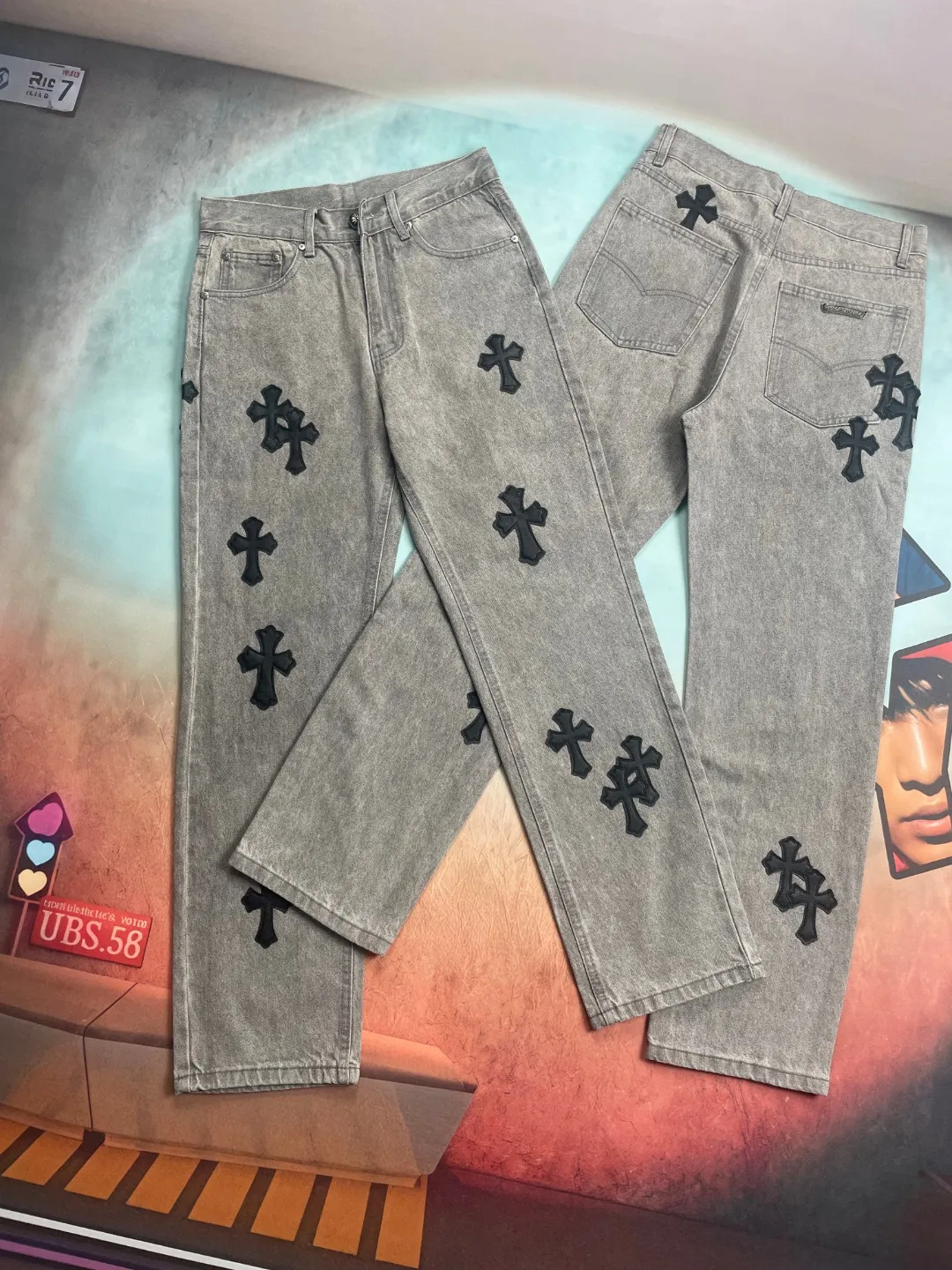 🅿️240 🔘Style No.-KL126 🔘Chloe Heart𝐂𝐡𝐫𝐨𝐦𝐞 𝐇𝐞𝐚𝐫𝐭 Matty Boy Sex Records Series Limited Gray Patch Leather High Street Jeans* [Same Style as JJ Lin] This CH jeans by Chloé Heart can be called the pinnacle of craftsmanship and design. Each pair of trousers must go through a complicated process. The finished product is first washed and then disassembled. With the exquisite craftsmanship of the craftsmen, the sheepskin is carefully cut into a cross shape, sewn by hand stitch by stitch, and then re-pieced into shape. The complicated process is difficult to describe in detail in words. When you get it, you can really feel the top-notch texture that hits your face, and its strength proves that "it looks good, no need to say more". The fabric is made of thick beaded canvas and has been washed with heavy water. The texture of the upper body is doubled, showing a natural and unique texture. The pants are straight and neat, highlighting the wearer's heroic appearance. The entire trousers are three-dimensionally cut and fit ergonomically, making them impeccable both in terms of visual effect and wearing experience. In terms of details and accessories, these jeans are also exquisite. The hardware is strictly customized according to the ZP original version, with high quality, strong and durable; the customized small leather label has a unique design, highlighting the brand's high-end positioning. After being washed, the thick beaded canvas not only feels soft and skin-friendly, but also has excellent breathability, bringing all-day comfort to the wearer. The overall workmanship of the trousers is exquisite, and every line is neatly and carefully arranged. From the overall design to the details, it shows a simple yet exquisite style.  Size: S M L XL XXL (28.30.32.34.36) Color: Gray